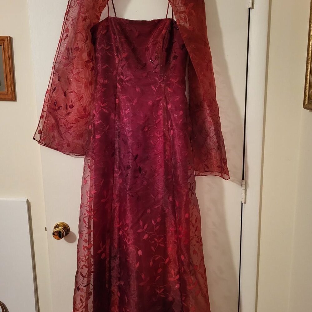 Ladies/Teen Formal by NIKKI Maroon Shimmer Gown w/Scarf (size 4)